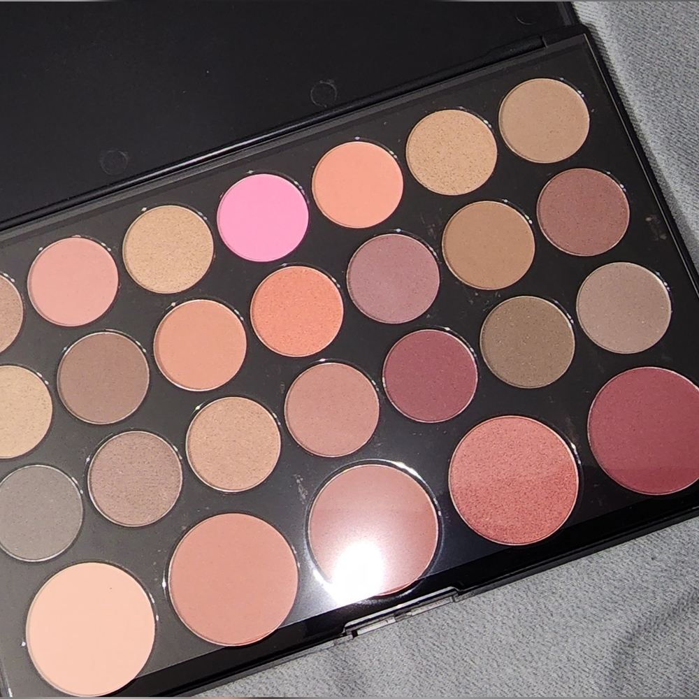 Eyeshadow - Picture 2 of 3